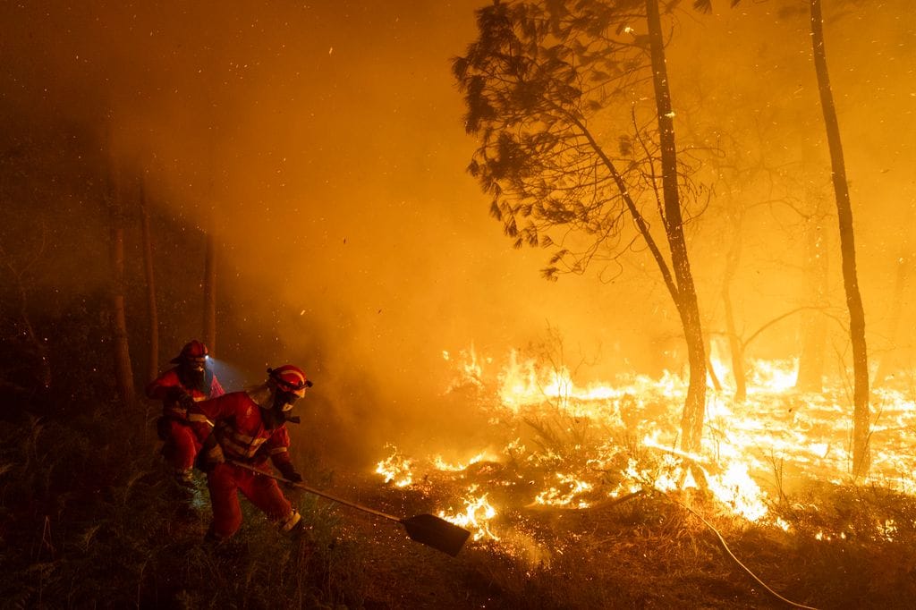 Miembros de la Unidad Militar de Emergencias (UME) trabajan en la extinción de un incendio en Pepín (Ourense)