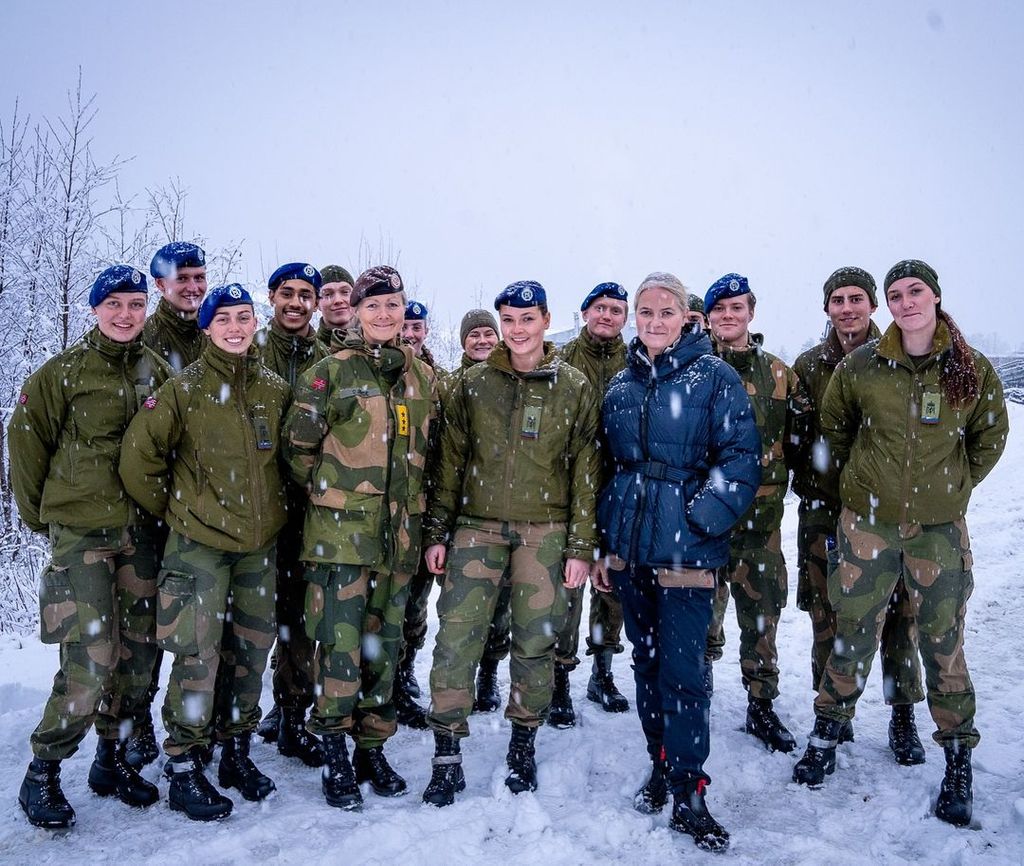 Plano entero de la princesa Ingrid de Noruega posando con las Fuerzas Armadas