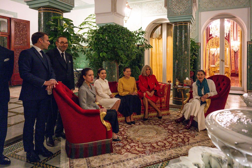 Plano entero de Mohamed VI con Moulay Hassan y Lalla Khadija en la recepción al matrimonio Macron 