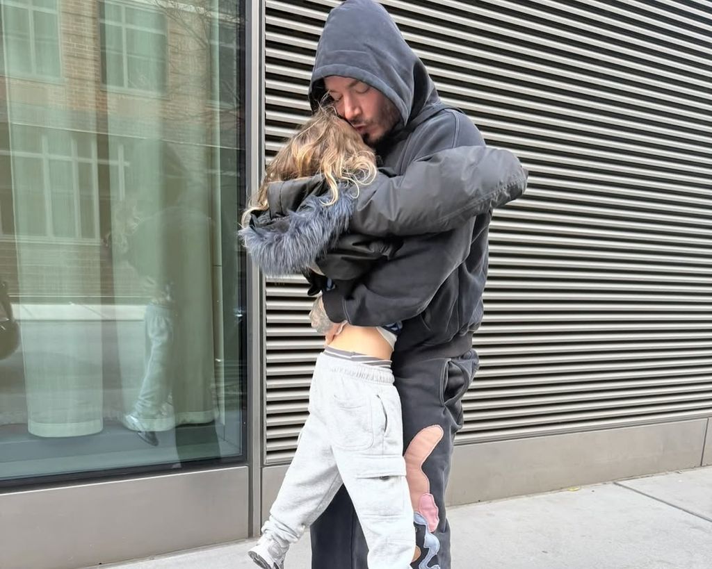 J Balvin abrazando a su amado hijo Río. 