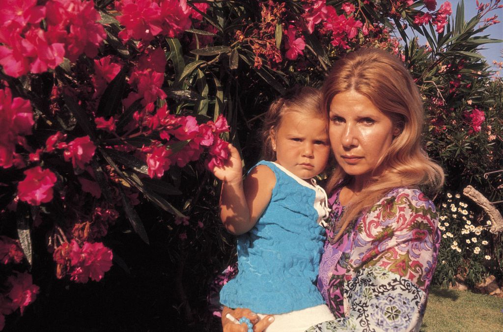 La recordada duquesa de Alba con su hija Eugenia, cuando era niña, en brazos
