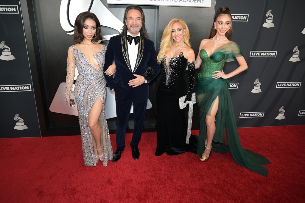 Marco Antonio Solís con su esposa Cristy y sus dos hijas, Alisun y Mar.