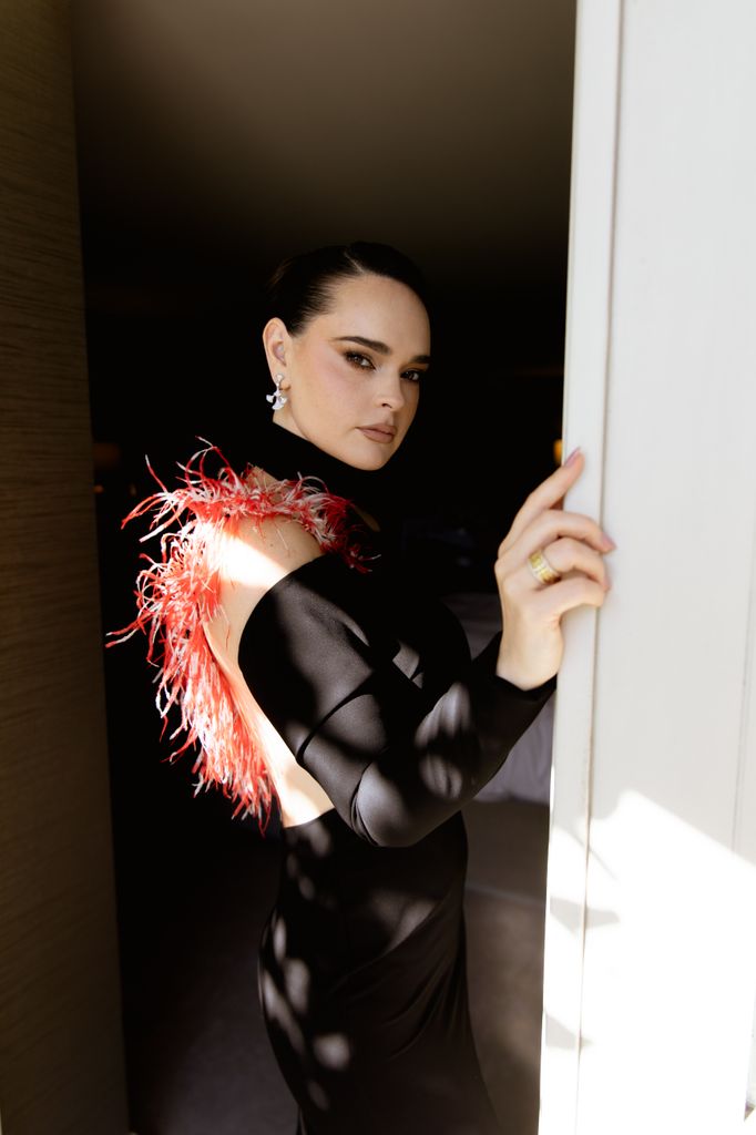 Fabiola Guajardo lució elegantísima con aretes, anillos y un brazalete de la firma. 