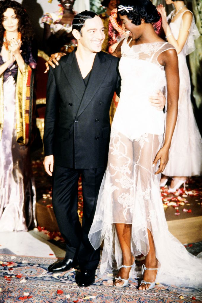John Galliano con Naomi Campbell en París, 1998.