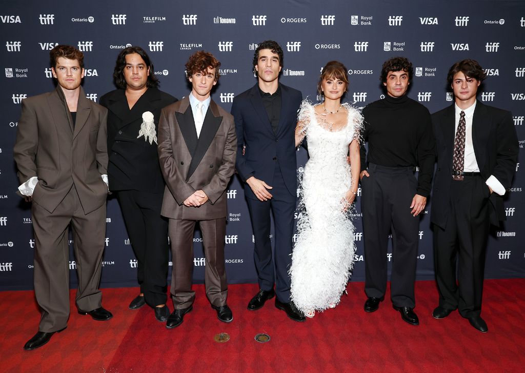 Guitarrica, junto al resto del reparto de 'La bola negra, en la presentación de la película en Toronto.