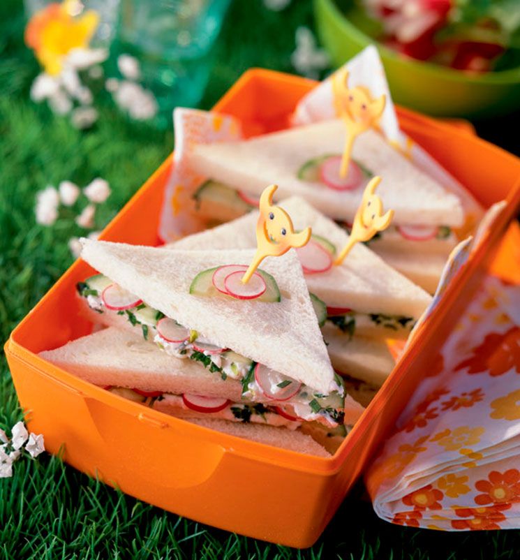 Sándwiches rellenos de ensaladilla de yogur