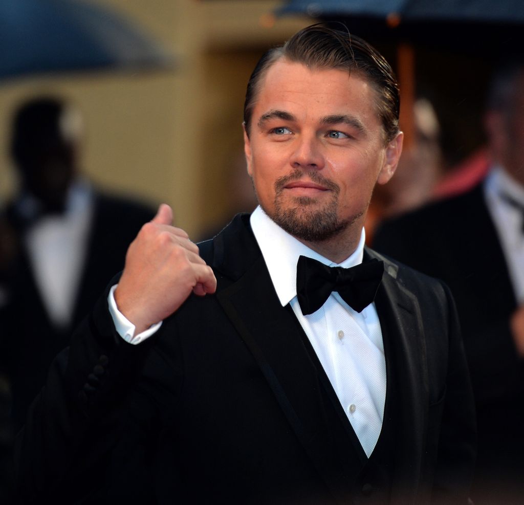 Plano medio de Leonardo DiCaprio con traje negro y pajarita