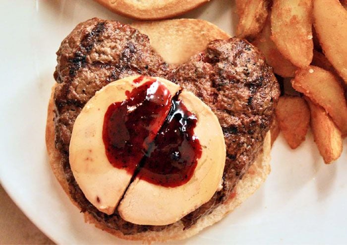 Hamburguesa con forma de corazón ofrecida en las hamburgueserías 'New York Burger'.
