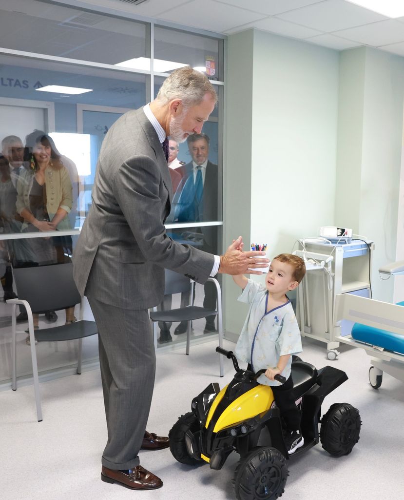 El monarca, chocando los cinco con un niño de pediatría del Hospital de Soria 