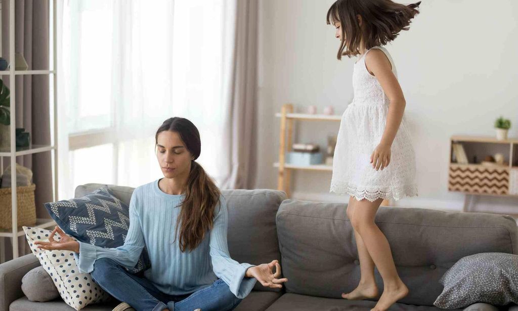 Madre medita, hija inquieta