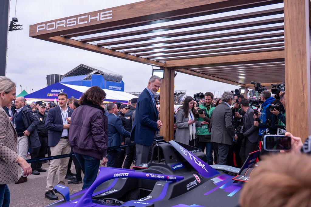El Rey visitando algunos de los coches de la competición