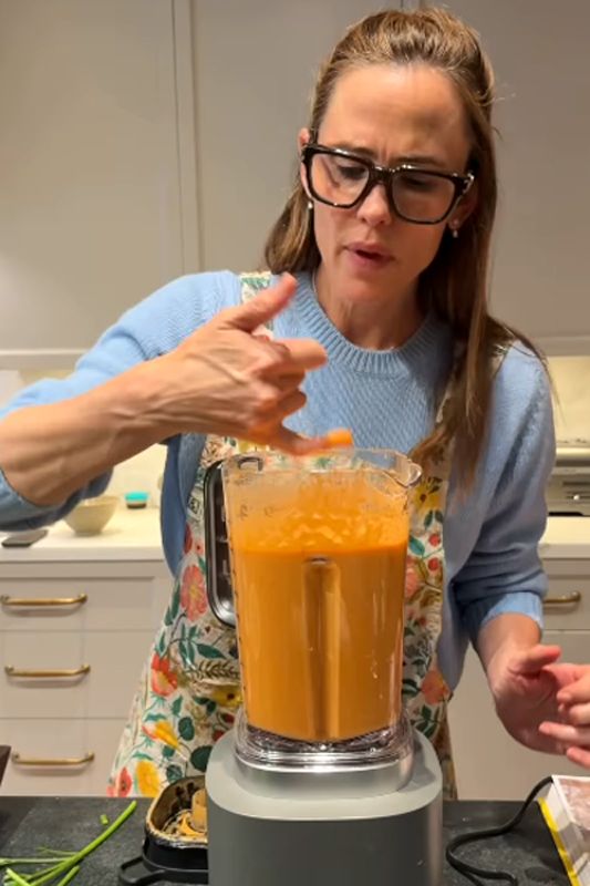 La intérprete prueba el gazpacho recién hecho.