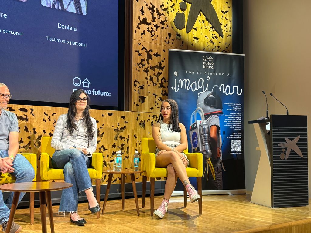 Leire y Daniela compartiendo su testimonio durante la mesa redonda