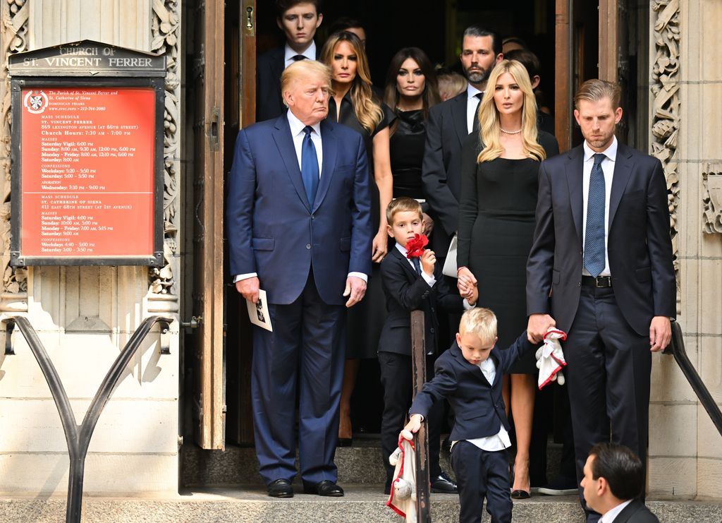 Donald Trump junto a su familia en el funeral por la madre de Melania