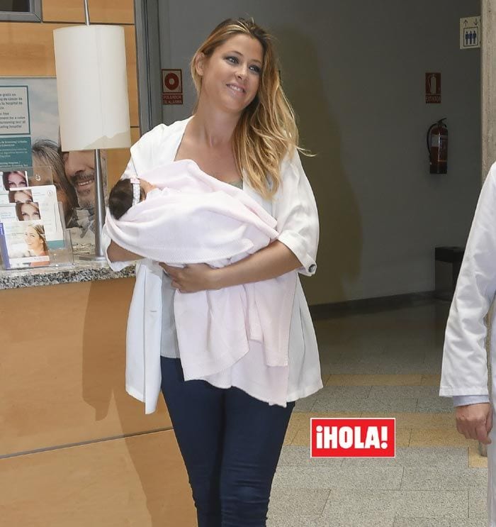 Elisabeth Reyes presenta a su hija