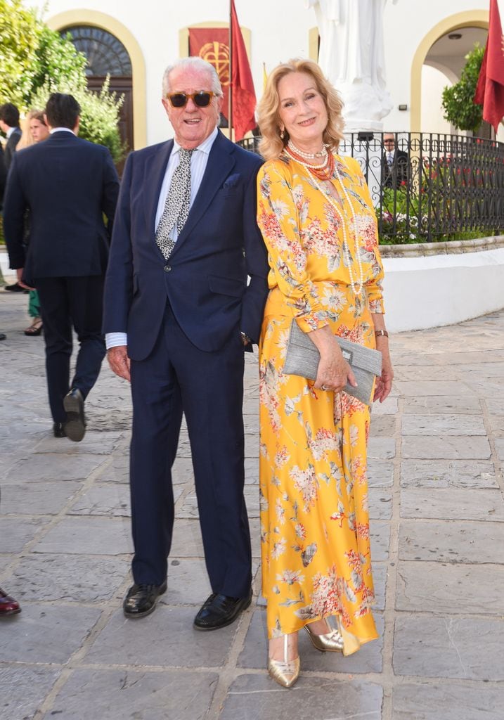 Lourdes Parejo, madre de Sibi, con Mateo Ibáñez, padre del novio
