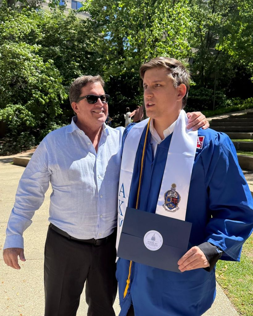 Alejandro Altaba, en su graduación, con su padre