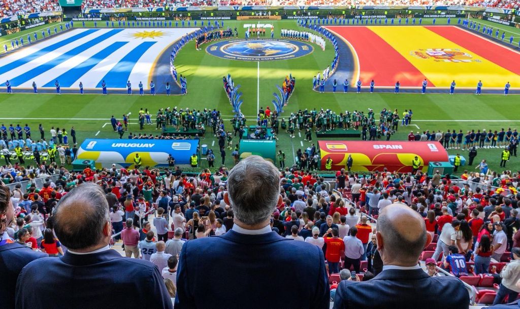 El rey Felipe en los minutos previos al primer silbatazo del partido con las banderas de España y Uruguay en la cancha.