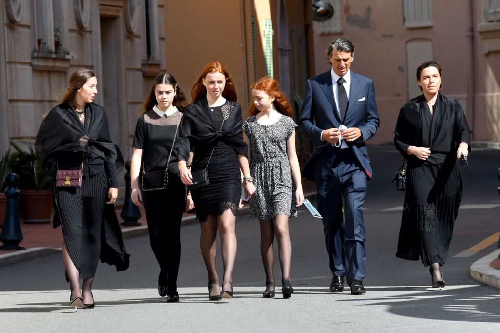 Sébastien Knecht de Massy con su mujer y tres de sus hijas: Vittoria, Alexia y Christine durante el funeral de la baronesa Elizabeth Ann de Massy en Mónaco en el año 2020