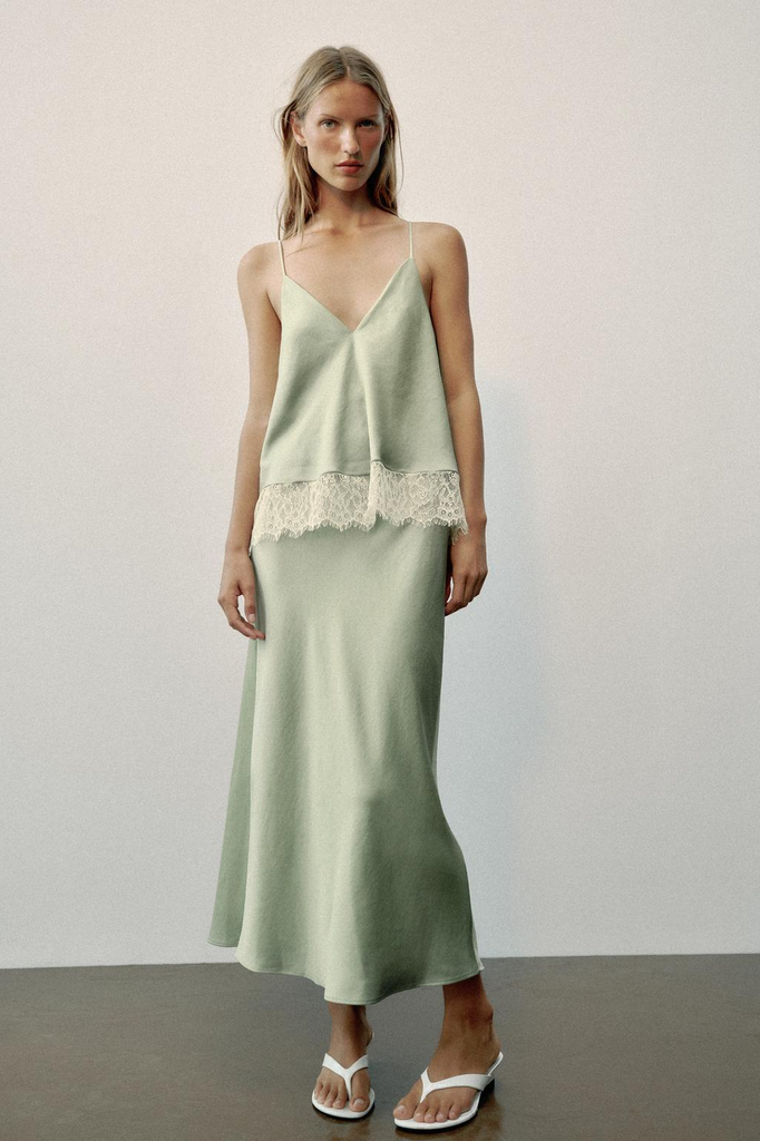 Vestido lencero con detalles de encaje, de Zara