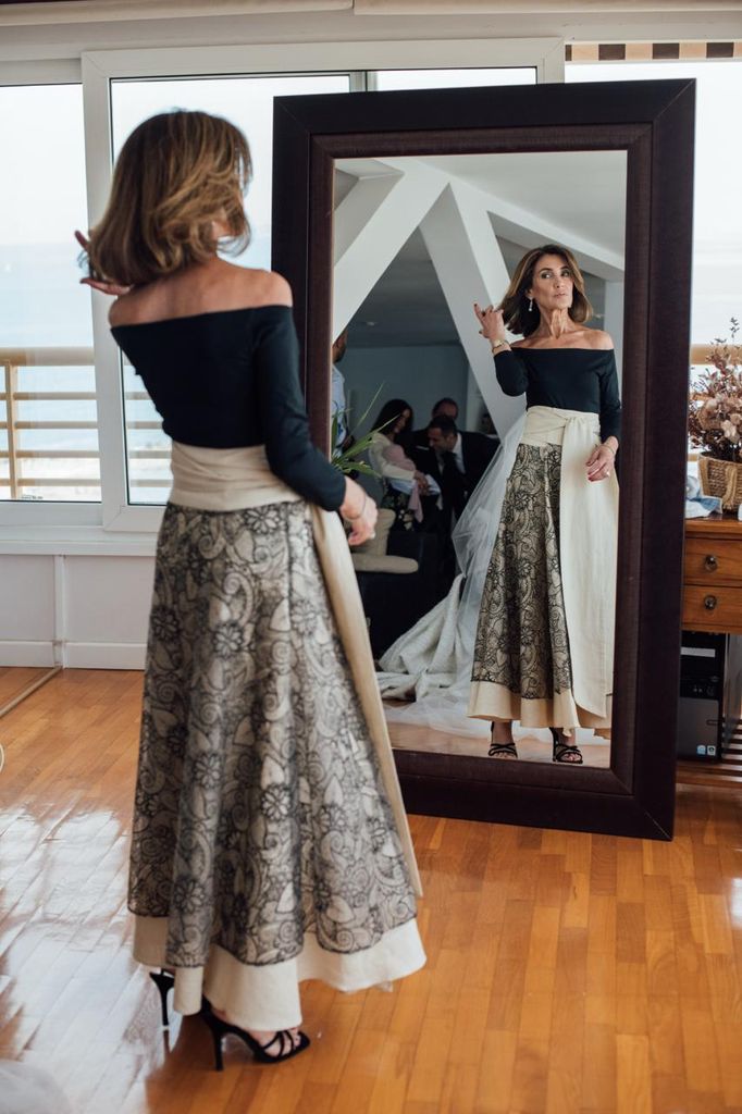 Madre de la novia con look de dos piezas de The IQ Collection x Roberto Diz