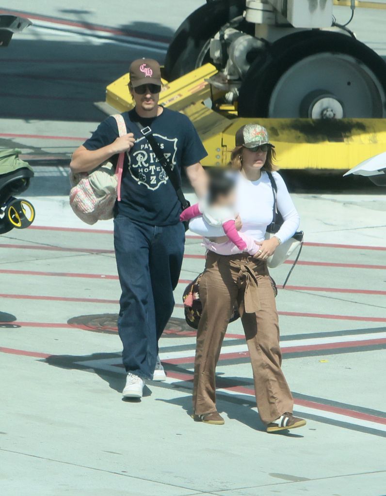 Millie Bobby Brown y Jake Bongiovi, hijo del músico Jon Bon Jovi, paseando junto a su hija por el centro de Manhattan, donde se les vio compartir tiernos momentos