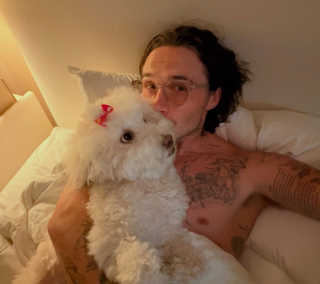 Brooklyn posa con una de sus mascotas