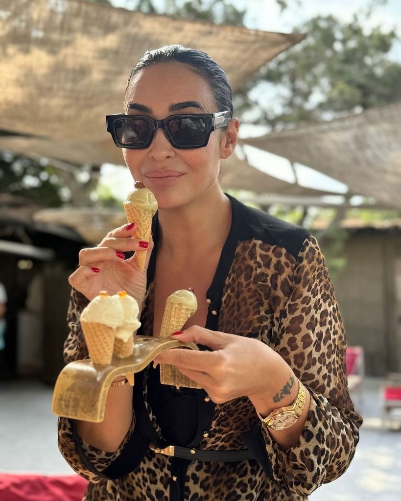 Vicky Martín Berrocal comiendo helado durante sus vacaciones