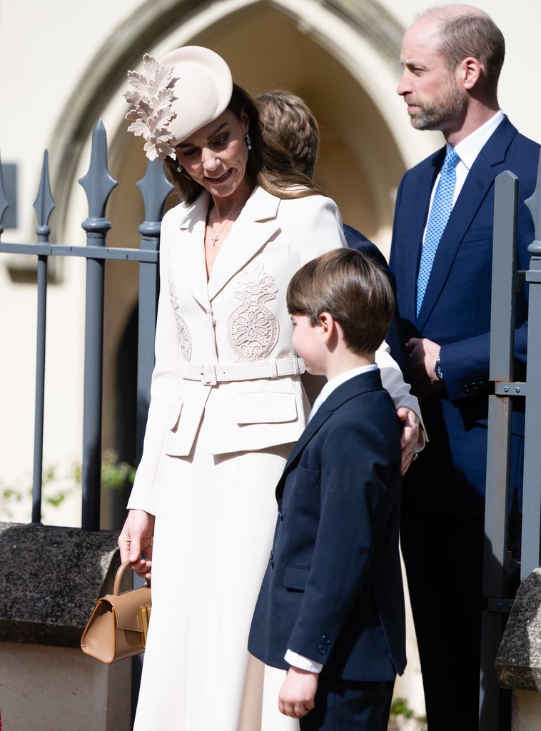 Kate Middleton colocó una mano en señal de apoyo sobre el príncipe Louis durante la ceremonia
