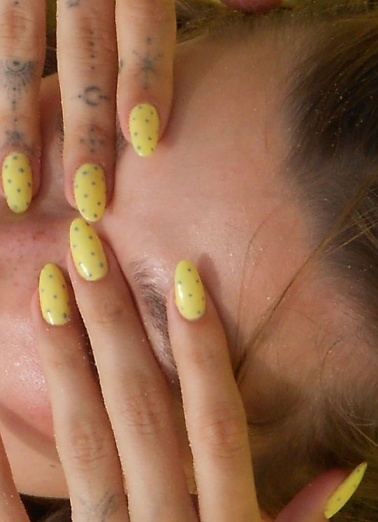 Hailey apostó por llevar este color en su manicura. 