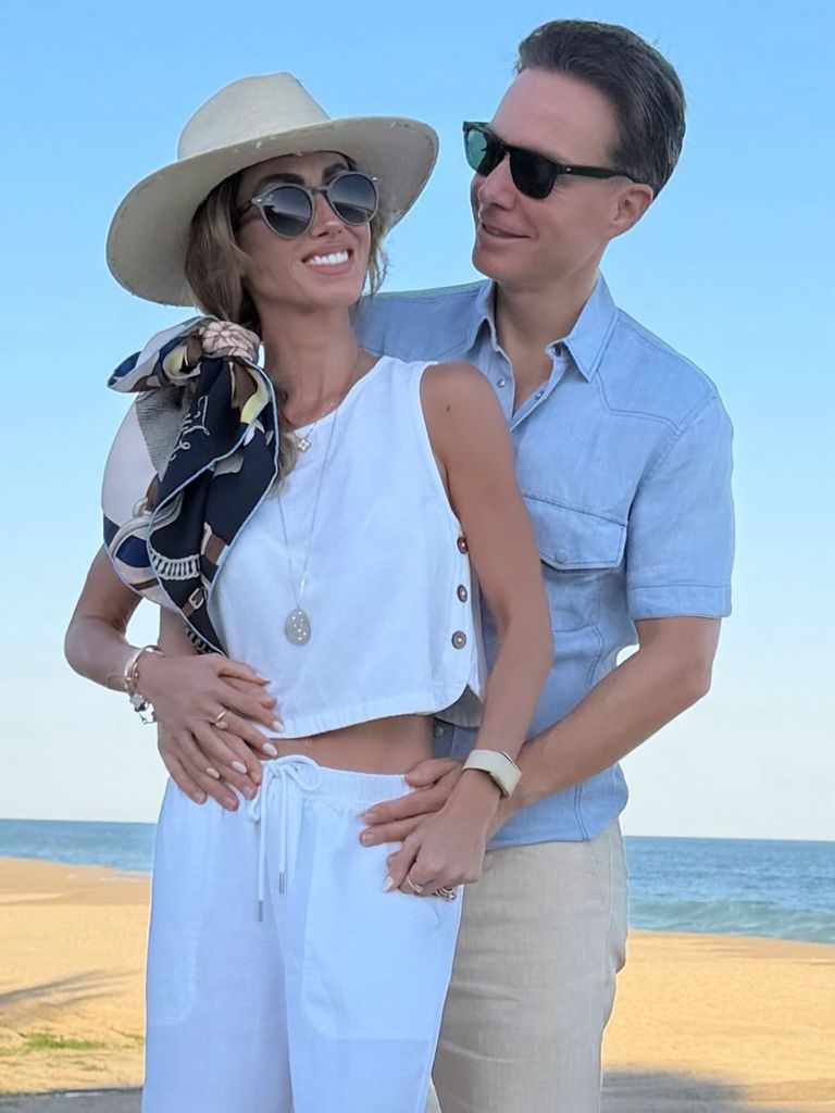 Anahí celebró su cumpleaños 43 en la playa y rodeada de su familia.