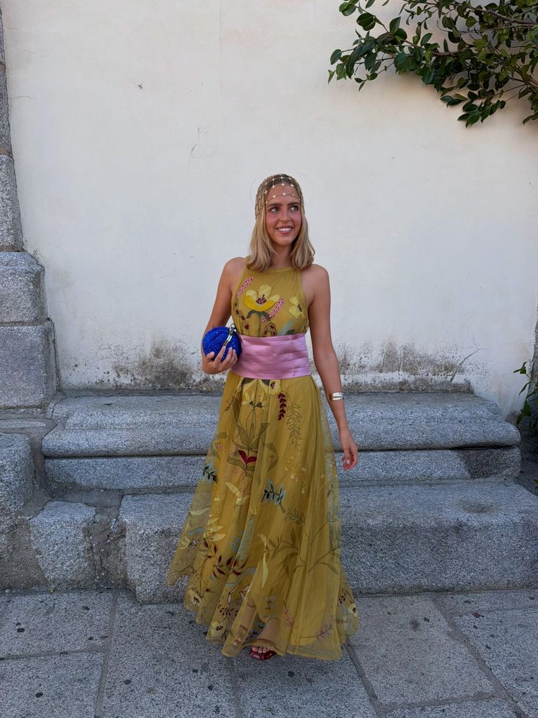Andi Washington confía en un vestido floral que combina con un fajín rosa de inspiración masculina, encargado de marcar la cintura.