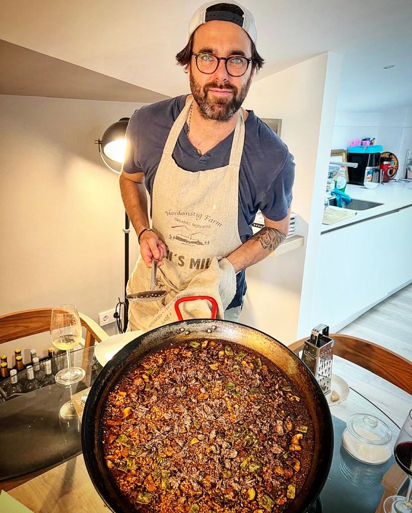 Javier en su casa mostrando orgulloso el resultado de su arroz