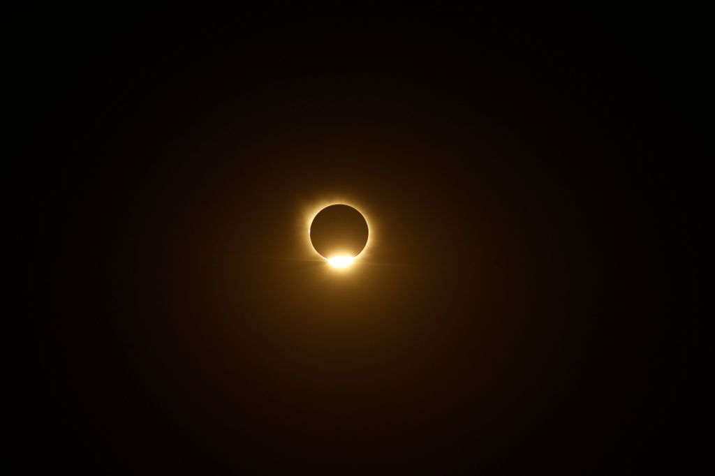 Uno de los instantes más fascinantes del eclipse: la Luna cubre prácticamente por completo el Sol mientras un último punto de luz emerge con enorme intensidad en uno de sus bordes.