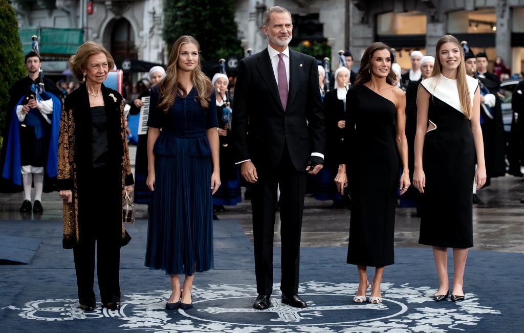 Los reyes Felipe y Letizia con la princesa Leonor, la infanta Sofía y la reina Sofía en los premios Princesa de Asturias 2023