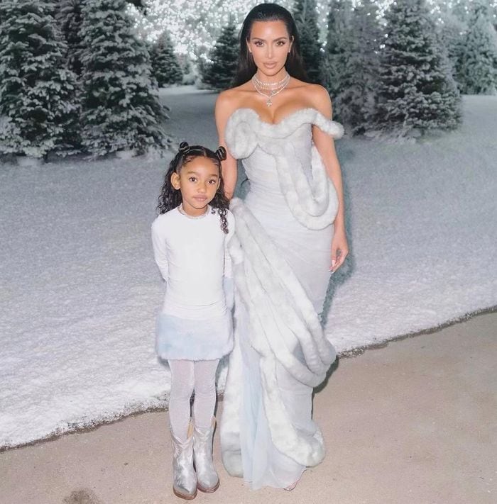 Kim Kardashian y su hija Chicago son idénticas