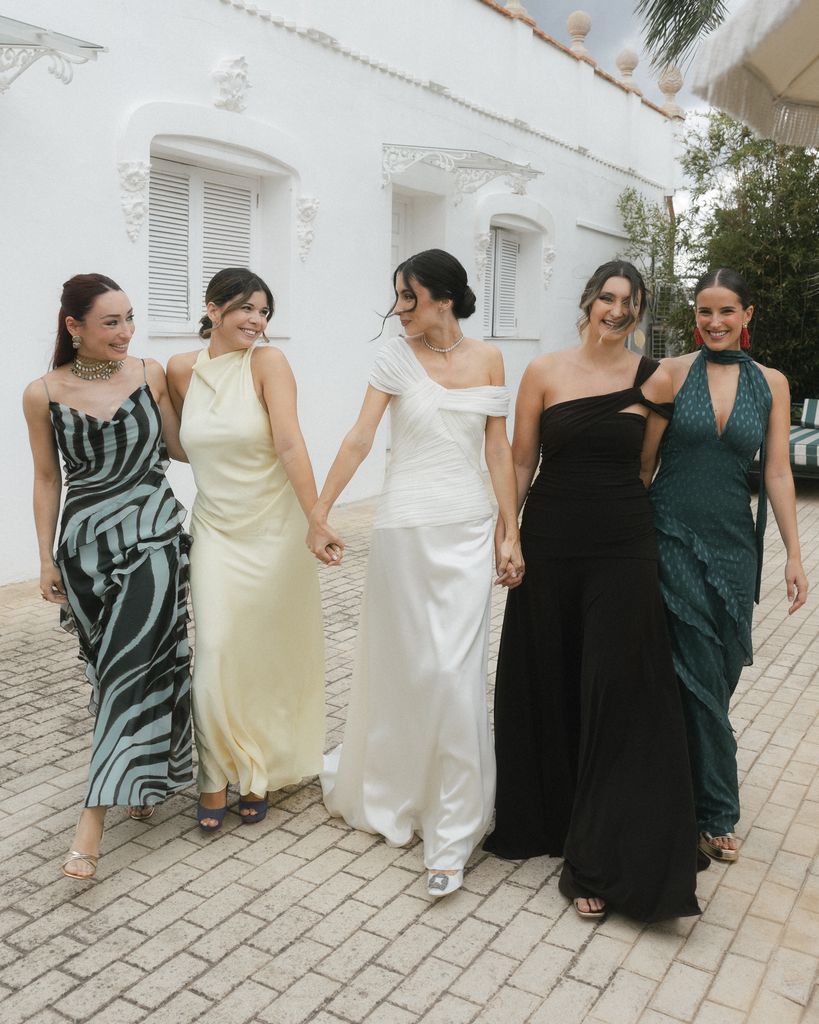 Novias con escote bardot asimétrico tendencias