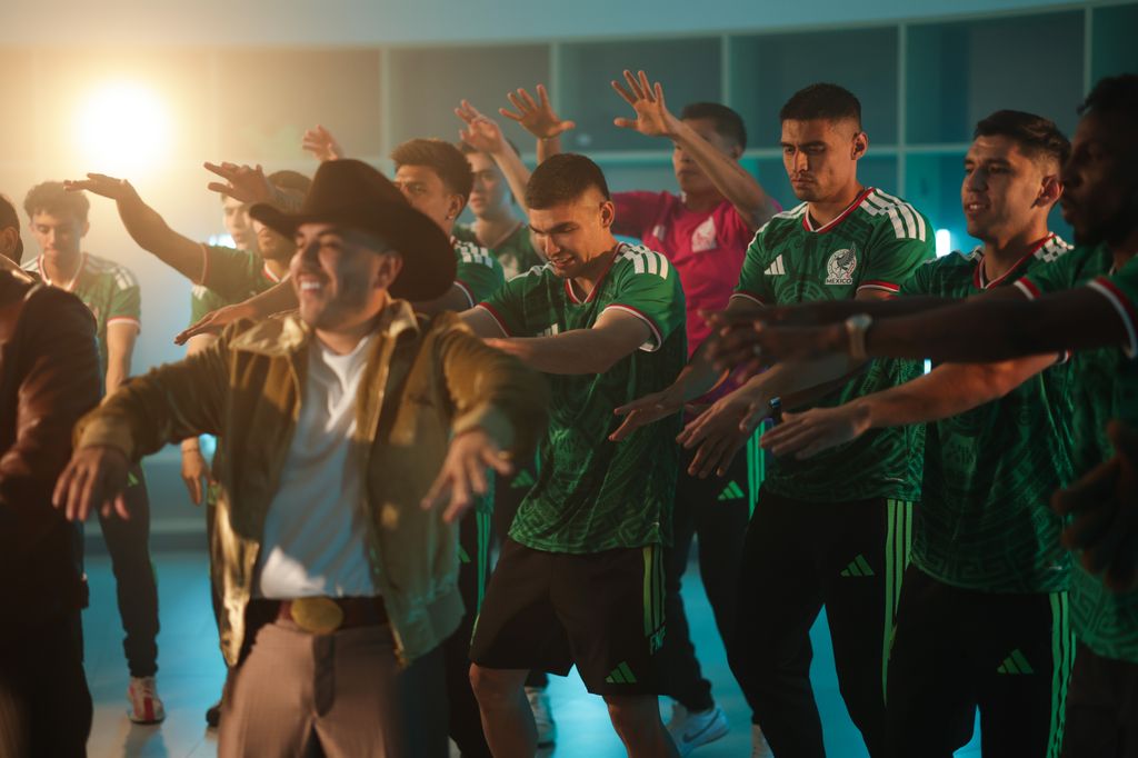 "Dale, dale tricolor. Más de cien millones, pero un solo corazón".