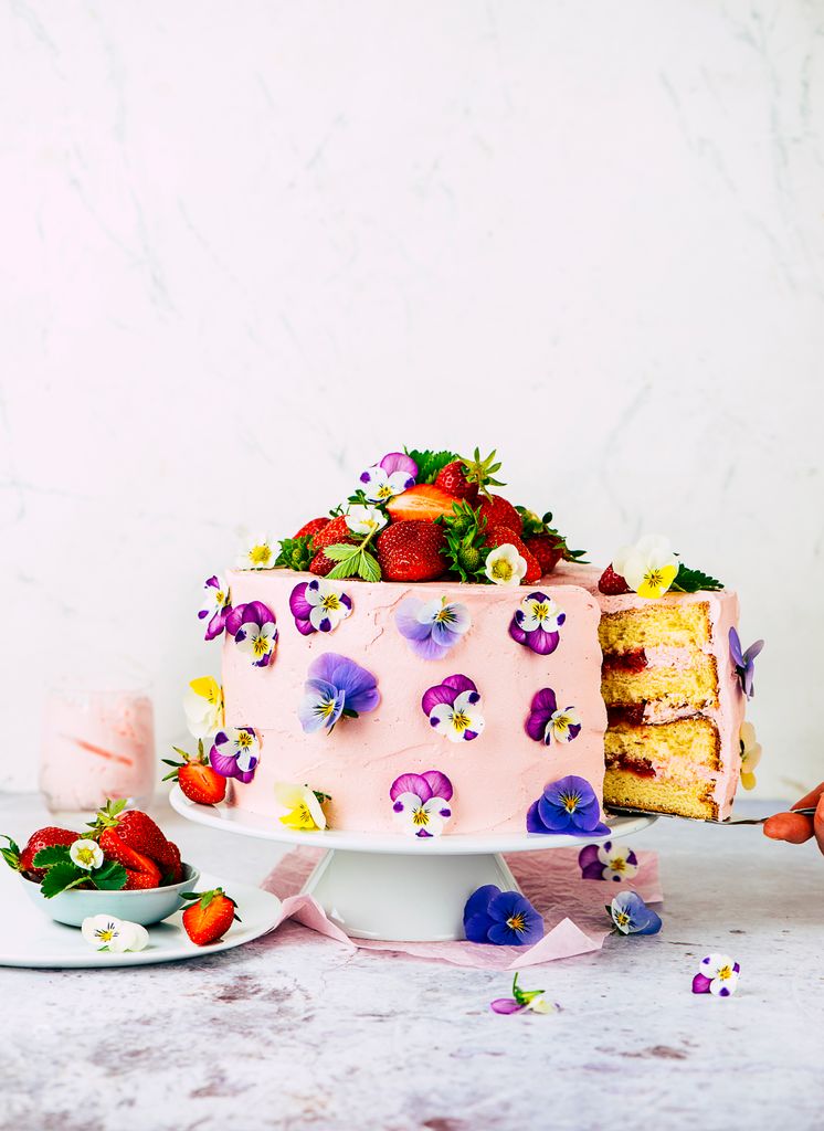 Tarta de fresas y flores