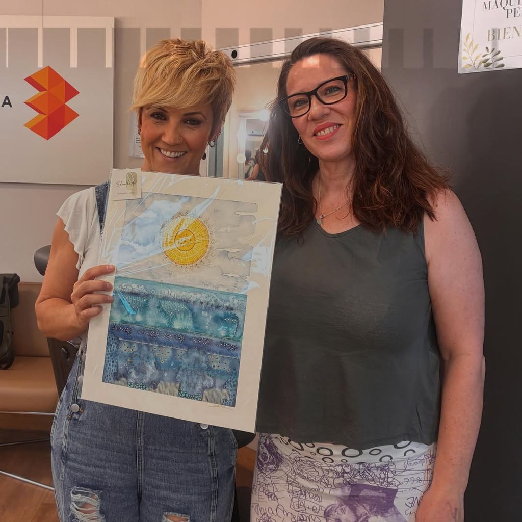 Cristina Pardo presumiendo de sonrisa con una ilustración de regalo