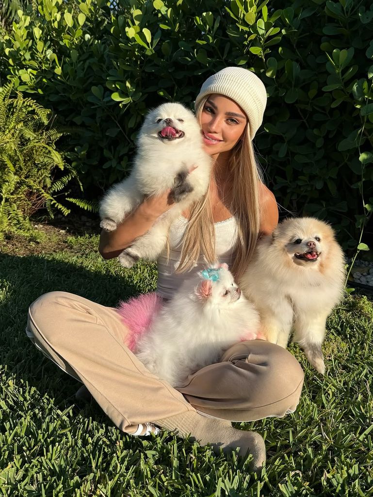 Aleska Génesis volvió a Miami por unos días para abrazar a su familia, volver a ver a sus perritas y asegurar su residencia en Estados Unidos