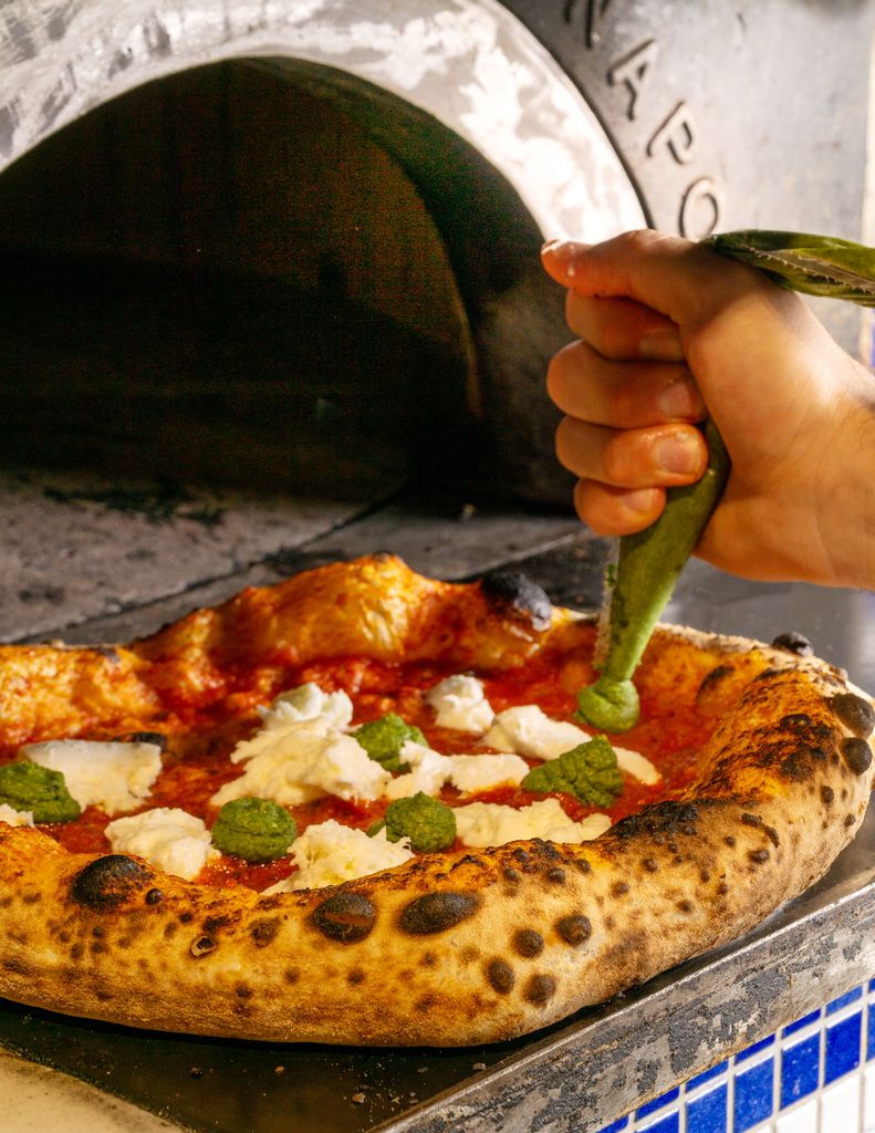 En Baldoria cocinan las pizzas con un horno traído de Nápoles. 