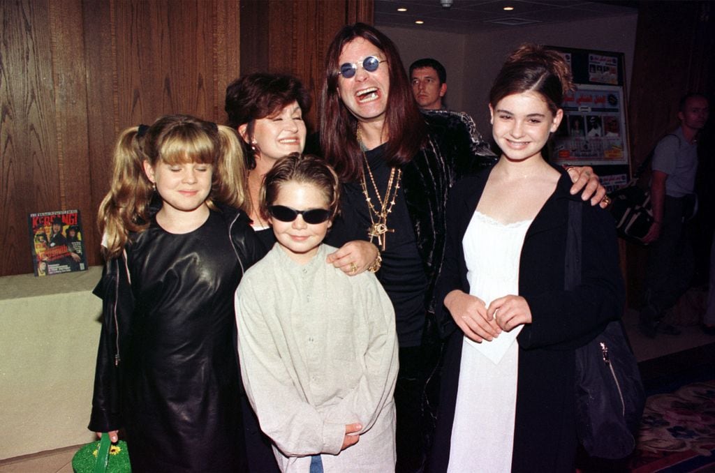 Ozzy Osbourne y Sharon Osbourne con sus hijos Jack, Kelly y Aimee