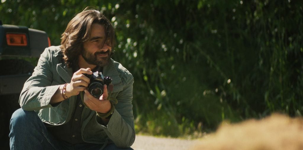 Héctor, al que da vida Aitor Luna, es la oveja negra de la familia, un fotógrafo de guerra que regresa a La galana tras la muerte de Caporal