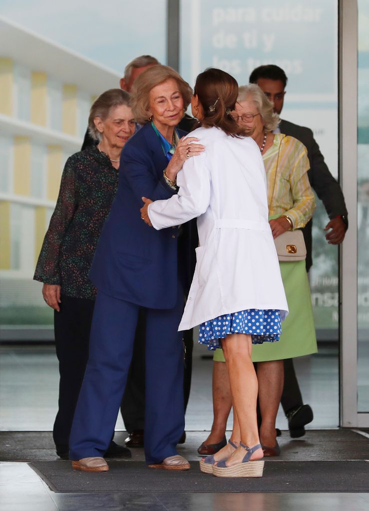 La reina Sofía llega a un hospital madrileño para visitar al rey Juan Carlos, en agosto de 2019, acompañada por su hermana, la princesa Irene, y el matrimonio formado por su prima, la princesa Tatiana Radziwill y su marido