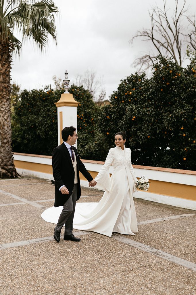 Vestido de novia con abrigo de Valenzuela