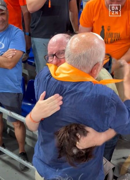 Juan Roig se abraza al aficionado Enrique Salas