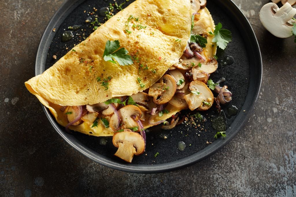 Tortilla de champiñones, cebolla y hierbas aromáticas.