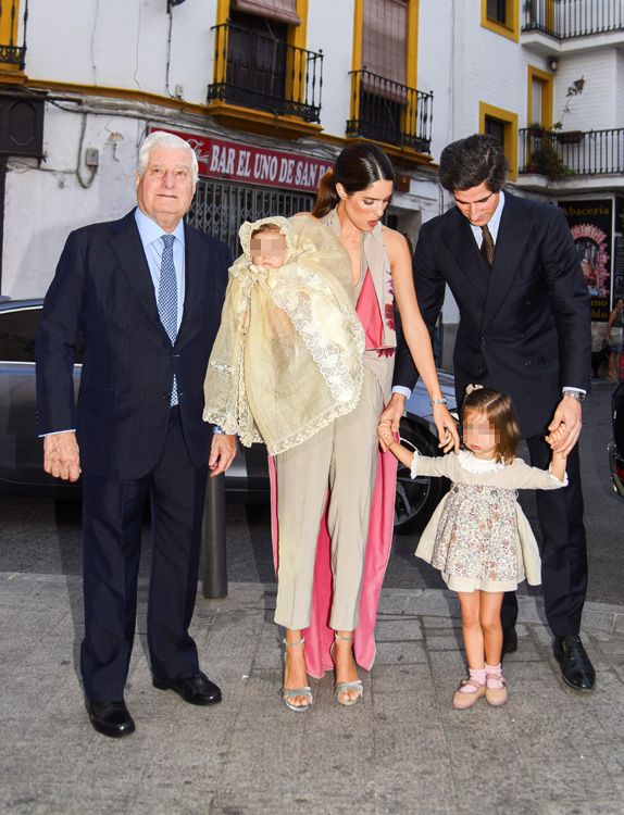 La familia posa ante los fotógrafos