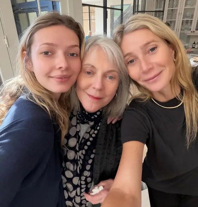 Apple Martin con su abuela, Blythe Danner, y su madre, Gwyneth Paltrow